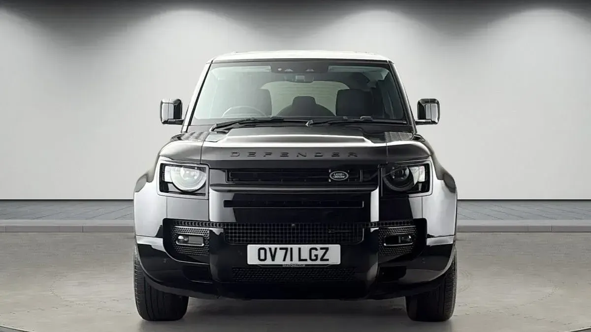 Used Land Rover Defender SE Dynamic 250 HP (183 kW) 2021 Santorini black SUV
