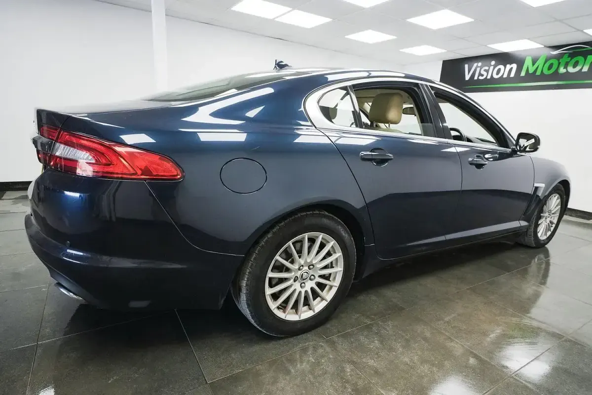 Usado Jaguar XF Business Edition 163 HP (119 kW) 2013 Azul Sedan