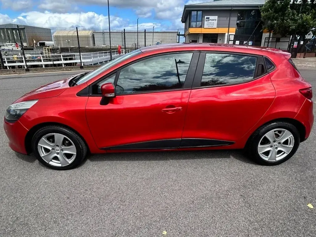 Used Renault Clio Expression+ 90 HP (66 kW) 2013 Red Hatchback