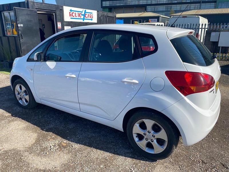Used Kia Venga 89 HP (65 kW) 2011 White Hatchback