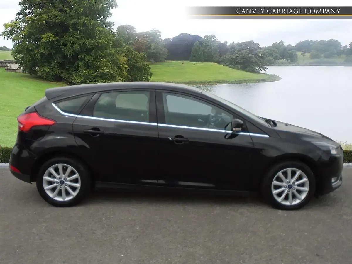 Usado Ford Focus Titanium 125 CV (91 kW) 2018 Negro Utilitario