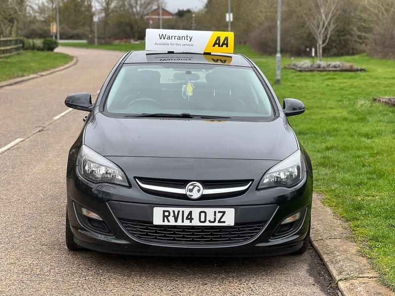 Used Vauxhall Astra Excite 115 HP (84 kW) 2014 Black Hatchback