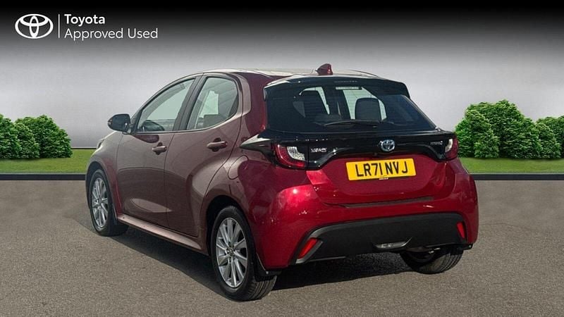 Used Toyota Yaris Hybrid 116 HP (85 kW) 2021 Tokyo red Hatchback