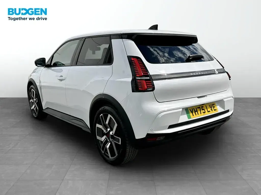 Used Renault 5 E-Tech Komfort 2025 White Hatchback