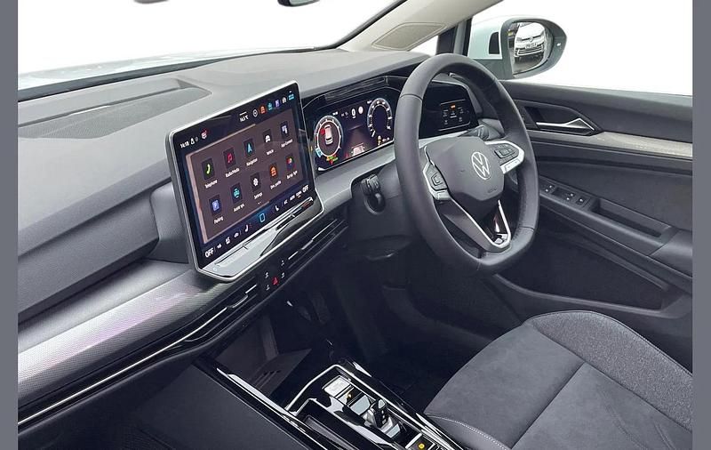 Second-hand VW Golf VIII Style 113 CP (83 kW) 2026 Alb Hatchback