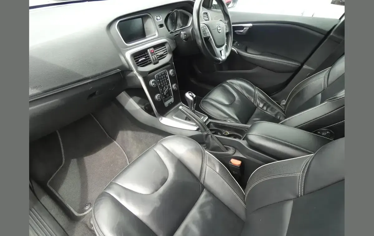 Used Volvo V40 R-Design Pro 117 HP (86 kW) 2018 Silver Hatchback