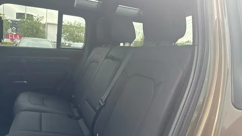 New Land Rover Defender SE Dynamic 249 HP (183 kW) 2026 Metallic  gondwana stone SUV