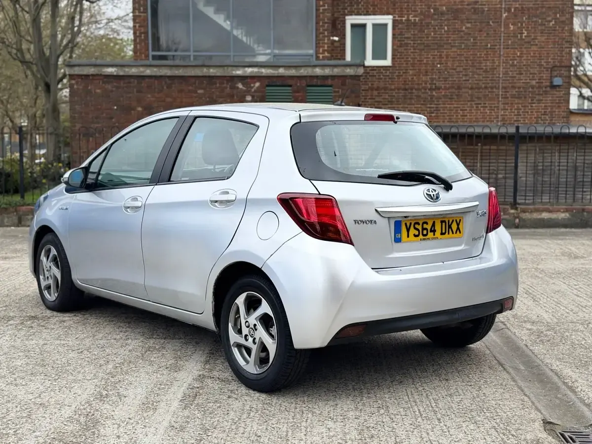 Used Toyota Yaris 101 HP (74 kW) 2014 Silver Hatchback