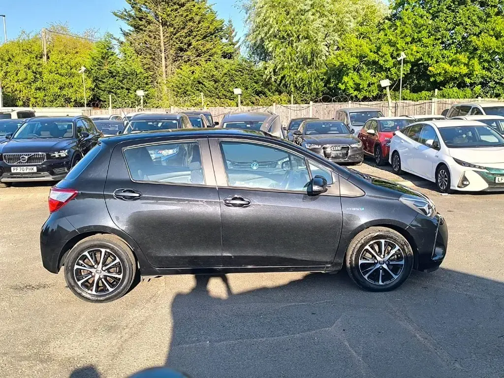 Used Toyota Yaris Hybrid 100 HP (73 kW) 2019 Black Hatchback