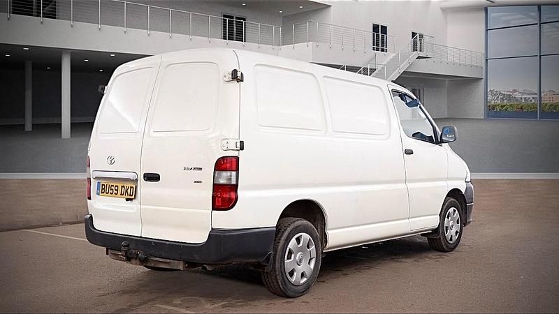 Used Toyota HiAce 120 HP (88 kW) 2009 White Van