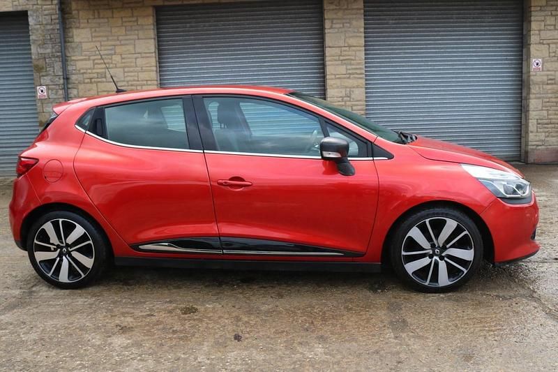Used Renault Clio IV Dynamique 90 HP (66 kW) 2015 Red Hatchback