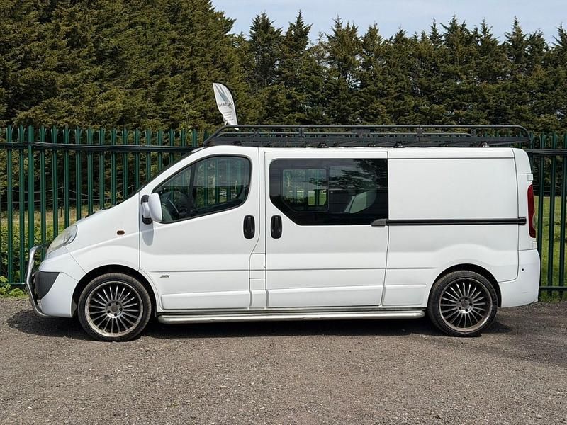 Second-hand Vauxhall Vivaro Sportive 115 CP (84 kW) 2012 Alb Monovolum