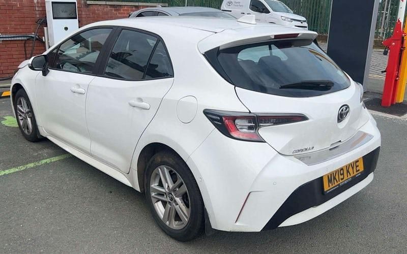 Used Toyota Corolla 116 HP (85 kW) 2019 White Hatchback