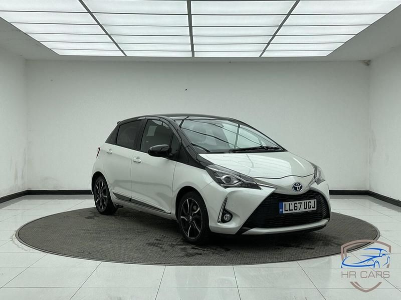 Used Toyota Yaris Hybrid 100 HP (73 kW) 2017 White/black Hatchback