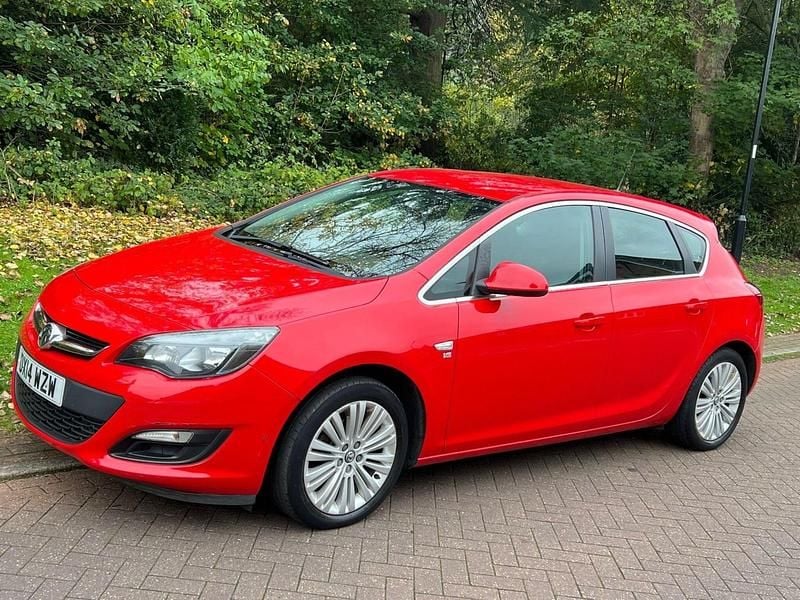 Red Used 2014 Vauxhall Astra Excite Hatchback | £2,500 (Good price) - Image 1/4