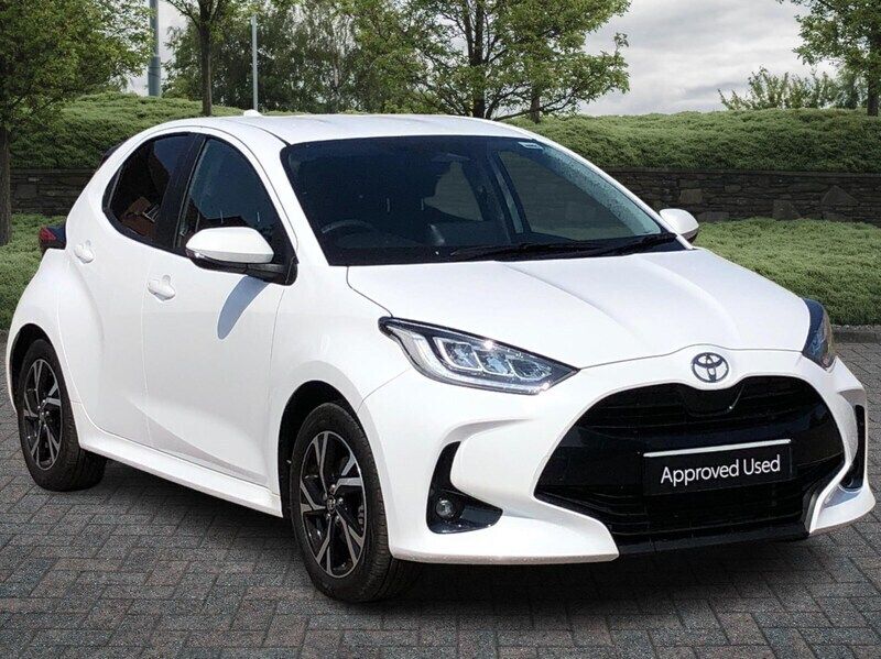 White Used 2024 Toyota Yaris Hybrid Design Hatchback | £19,500 (Fair price) - Image 1/4