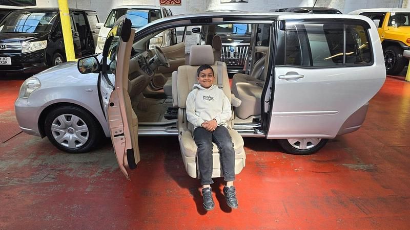 Usado Toyota Raum 2025 Branco Monovolume