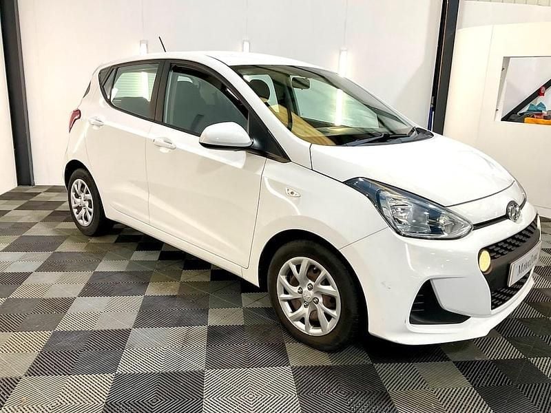 Used Hyundai i10 SE 67 HP (49 kW) 2019 White Hatchback