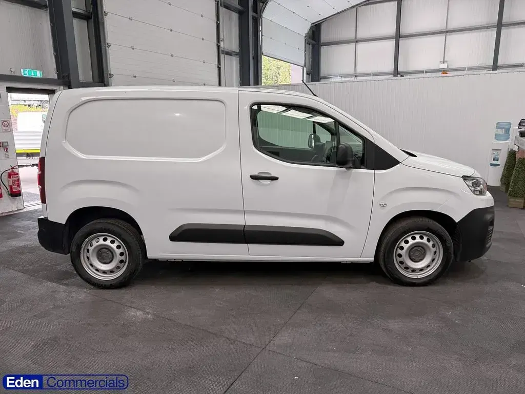 Used Citroën Berlingo 100 HP (73 kW) 2023 White MPV