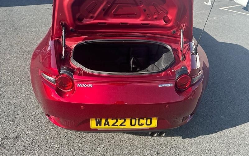 Käytetty Mazda MX5 Inclusive 132 HP (97 kW) 2022 Punainen Avoauto