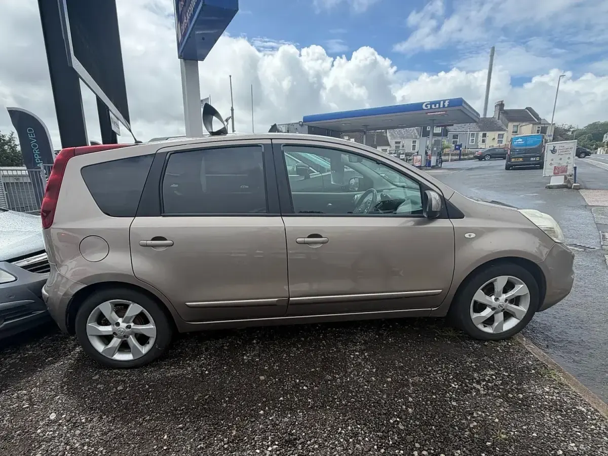 Used Nissan Note Tekna 90 HP (66 kW) 2010 Beige Hatchback