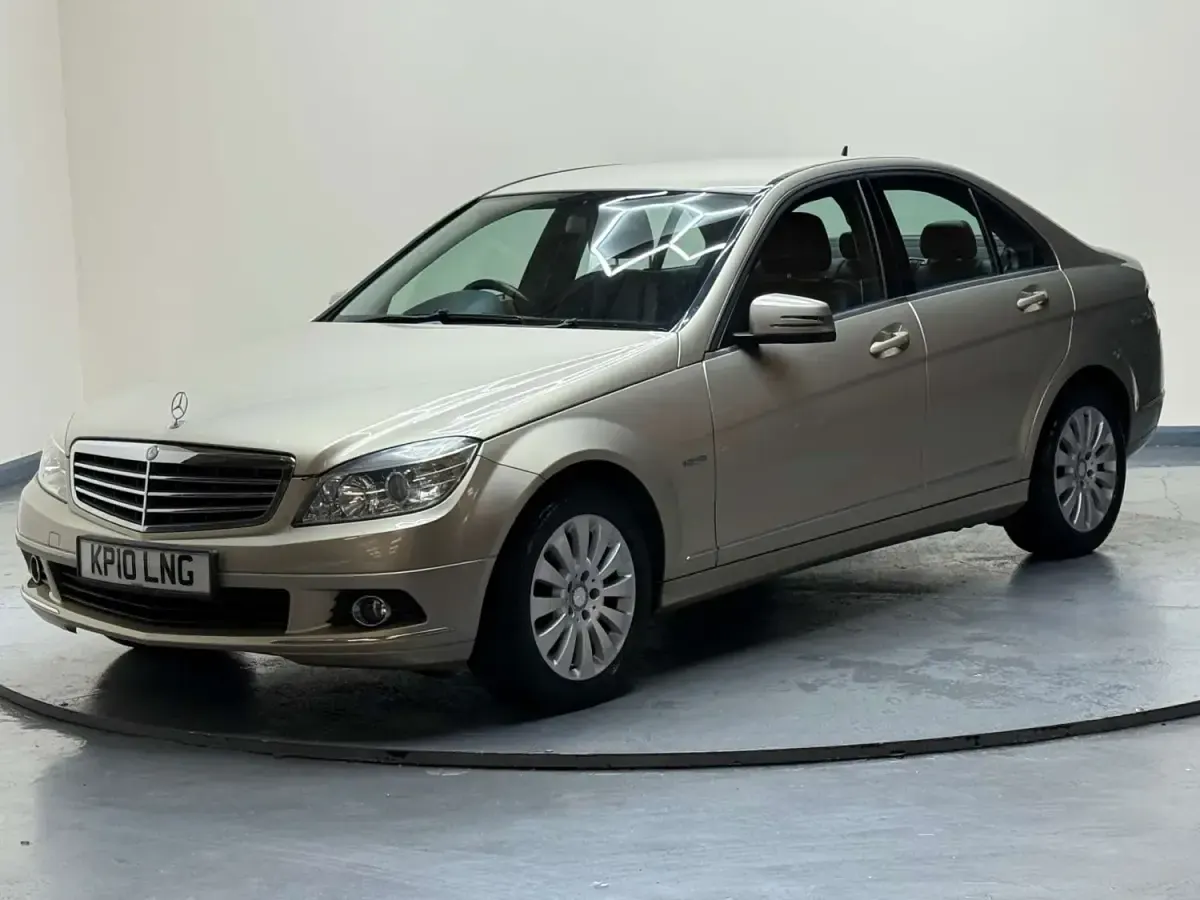 Używany Mercedes C220 Elegance 2010 Beżowy Sedan/Limuzyna