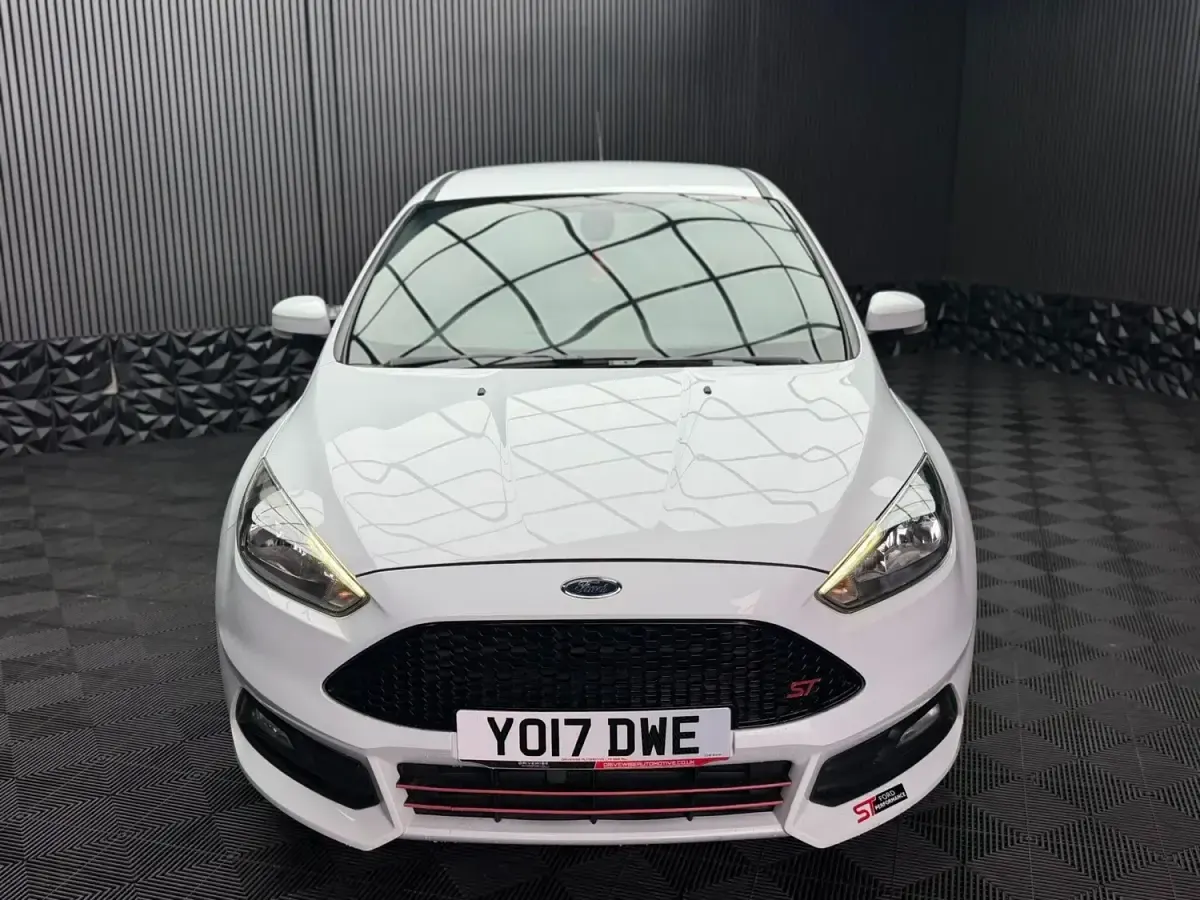 Używany Ford Focus ST 185 KM (136 kW) 2017 Biały Hatchback