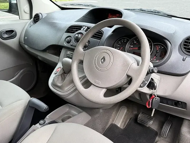 Gebraucht Renault Kangoo Expression 106 PS (77 kW) 2010 Grau Van / Kleinbus