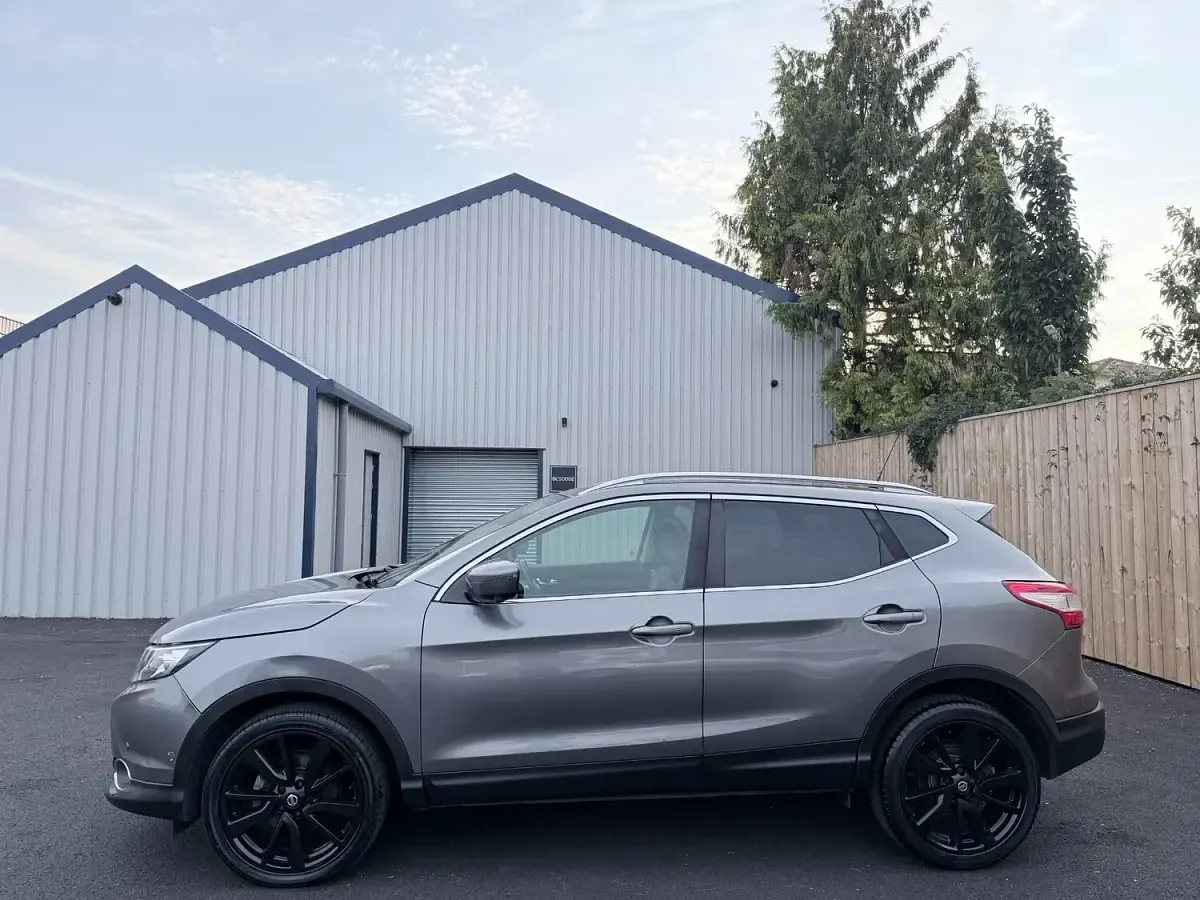 Used Nissan Qashqai Tekna 130 HP (95 kW) 2016 Grey SUV