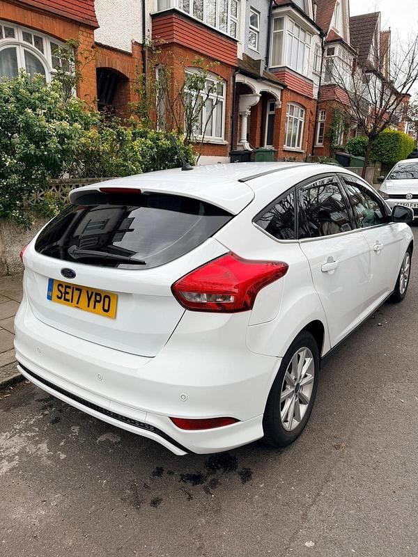 Begagnad Ford Focus Titanium 2017 Vit Halvkombi