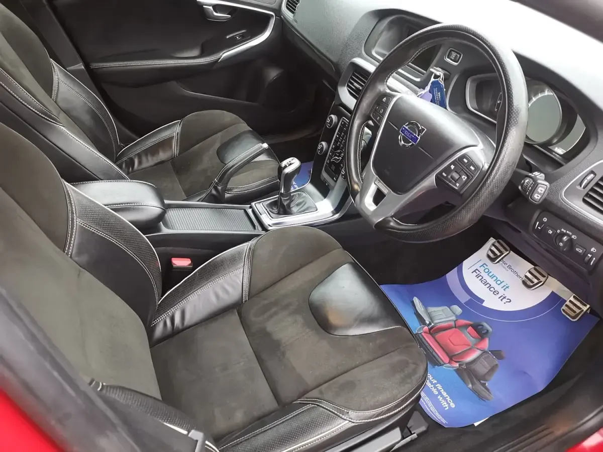 Usado Volvo V40 R-Design 122 HP (89 kW) 2015 Vermelho Citadino