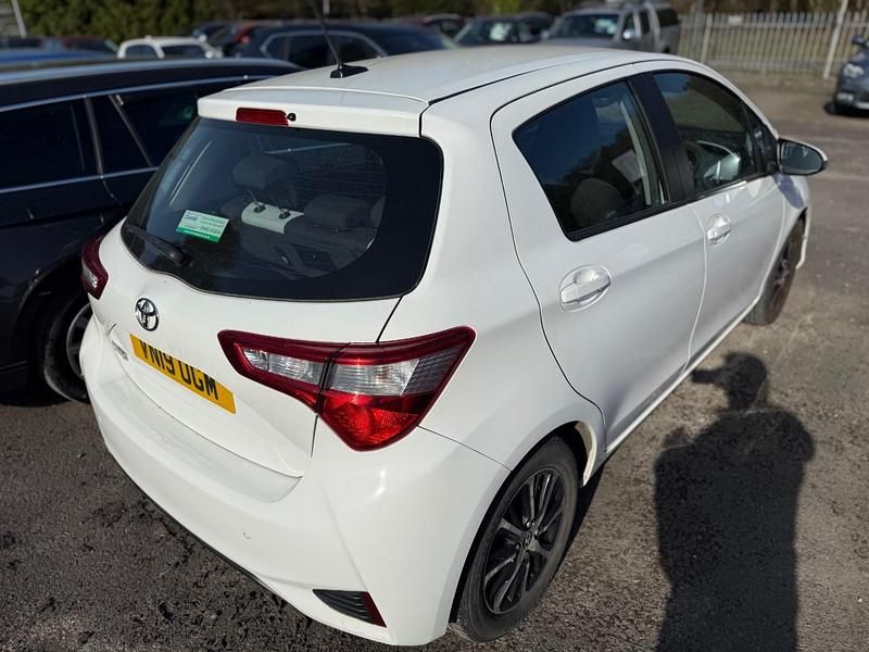 Used Toyota Yaris 107 HP (78 kW) 2019 White Hatchback