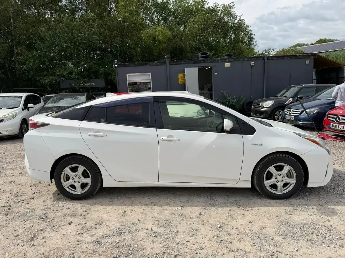 Used Toyota Prius 140 HP (102 kW) 2026 White Hatchback
