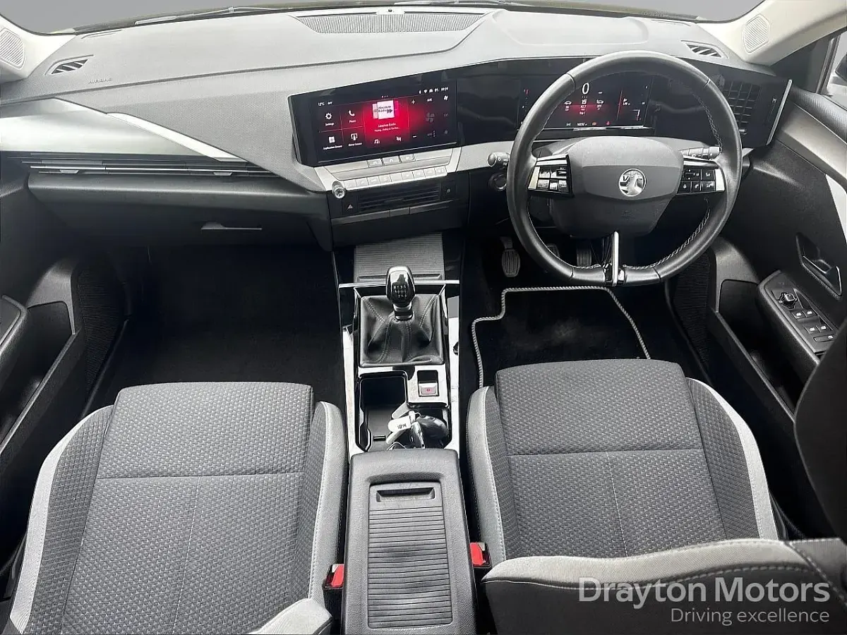 Used Vauxhall Astra Design Edition 130 HP (95 kW) 2022 Yellow Hatchback
