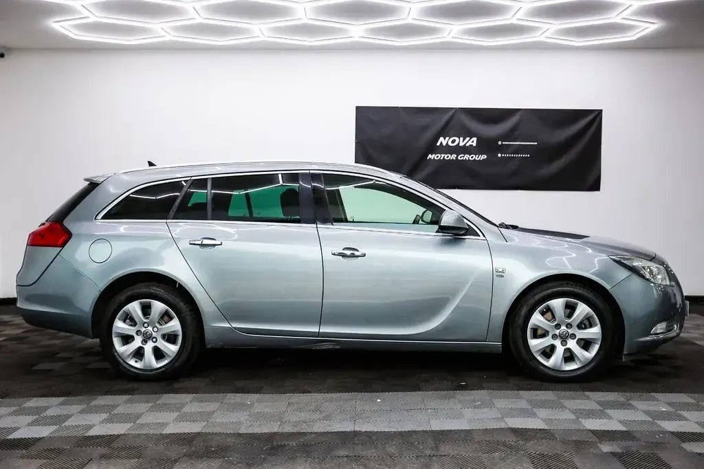 Used Vauxhall Insignia Elite 160 HP (117 kW) 2012 Silver Estate