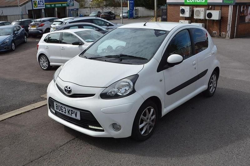 Used Toyota Aygo 68 HP (50 kW) 2013 White Hatchback
