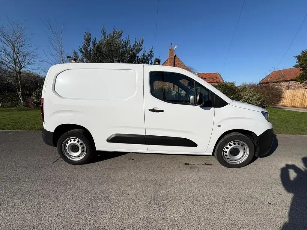Second-hand Peugeot Partner Premium 102 CP (75 kW) 2023 Alb Monovolum