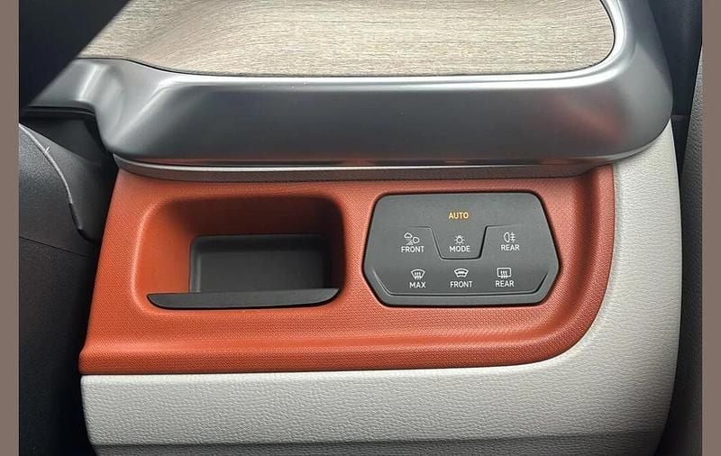 Used VW ID. Buzz Pro 147 kW (200 HP) 2024 Orange MPV