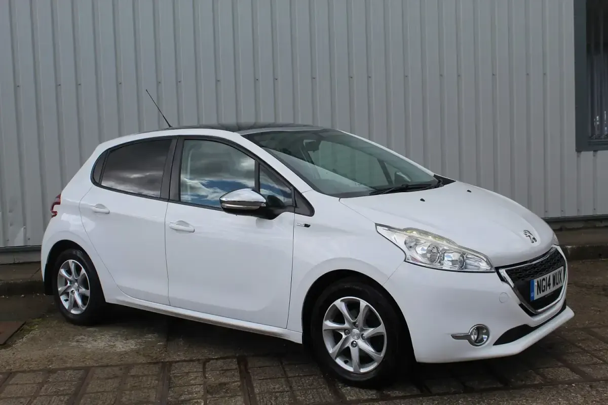Used Peugeot 208 Style 80 HP (58 kW) 2014 White Hatchback