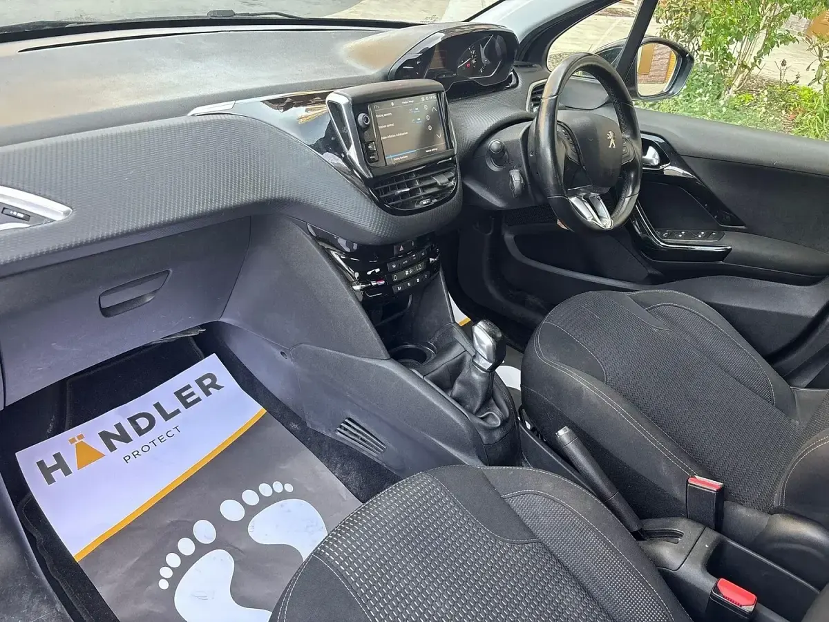 Käytetty Peugeot 208 2019 Musta Viistoperä