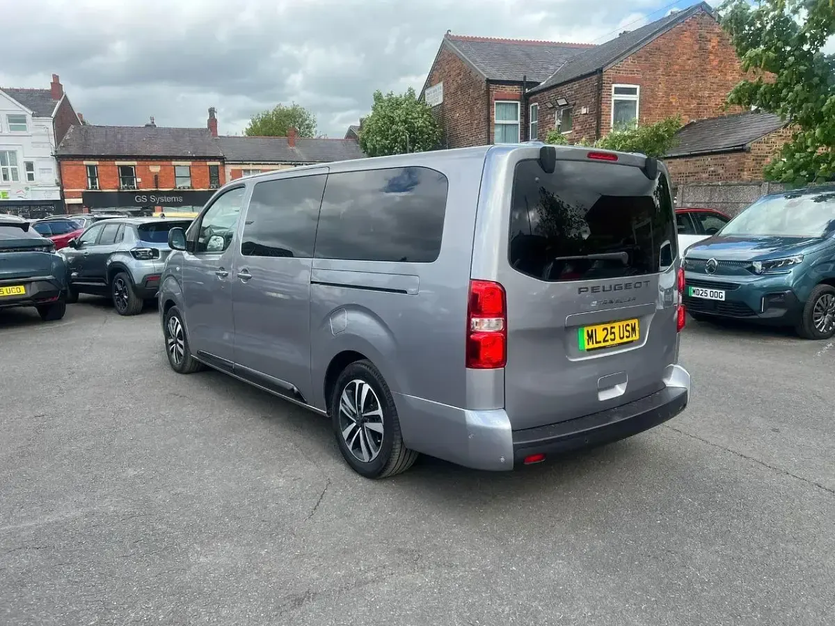 Begagnad Peugeot e-Traveller Allure 98 kW (134 HK) 2025 Grå Minibuss