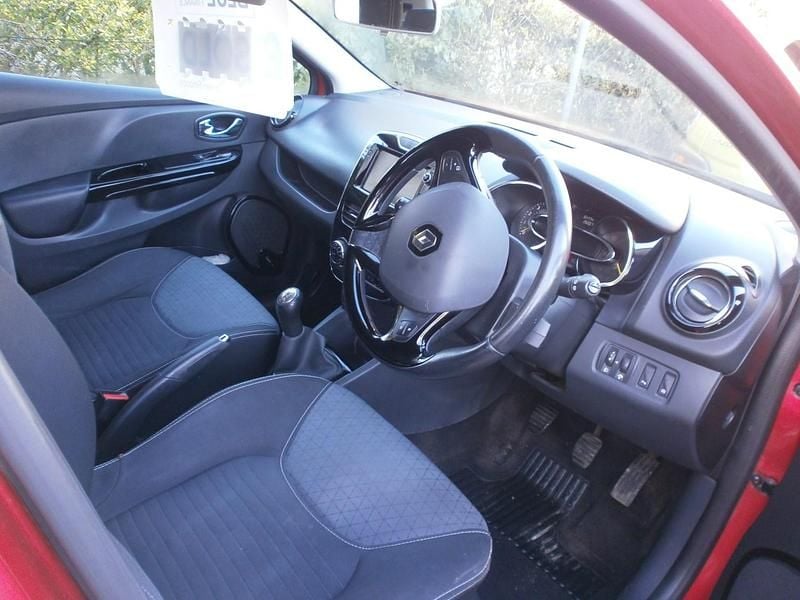 Used Renault Clio IV Dynamique 90 HP (66 kW) 2014 Red Hatchback