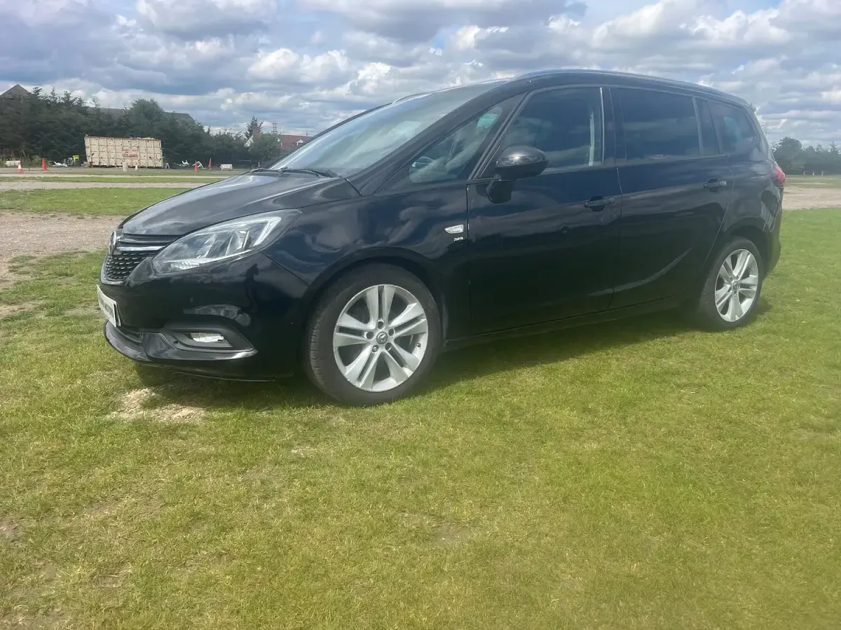 Used Vauxhall Zafira Tourer SRi 140 HP (102 kW) 2017 Black MPV