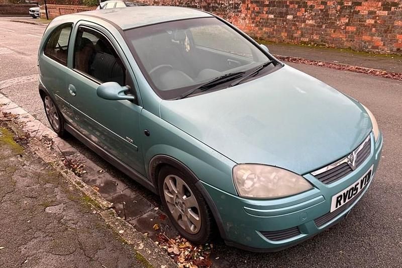 Green Used 2005 Vauxhall Corsa Design Edition Hatchback | £950 (Good price) - Image 1/1