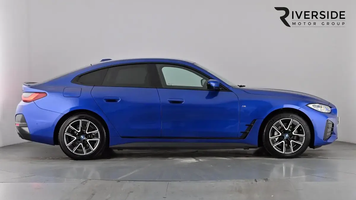 Begagnad BMW i4 M Sport 250 kW (340 HK) 2022 Blå Sedan