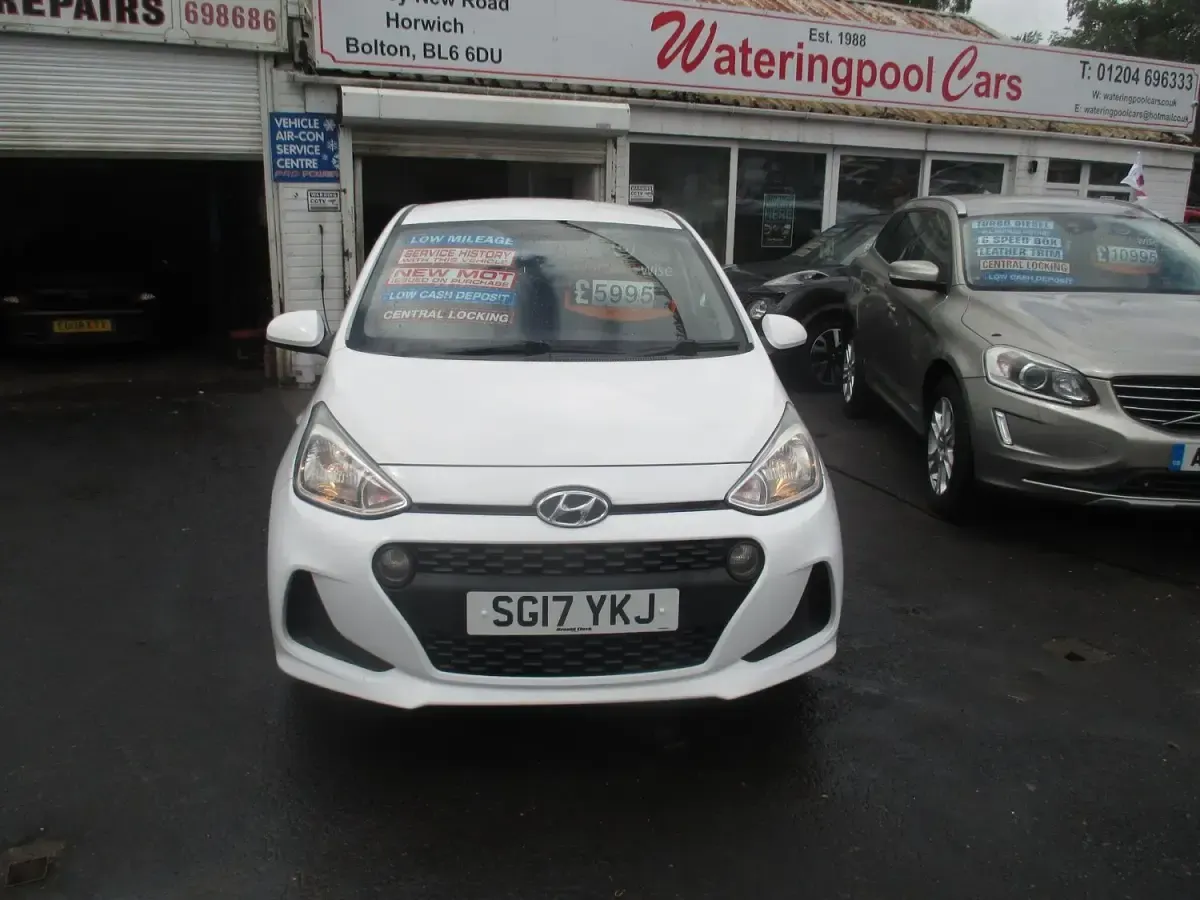 Used Hyundai i10 SE 67 HP (49 kW) 2017 White Hatchback