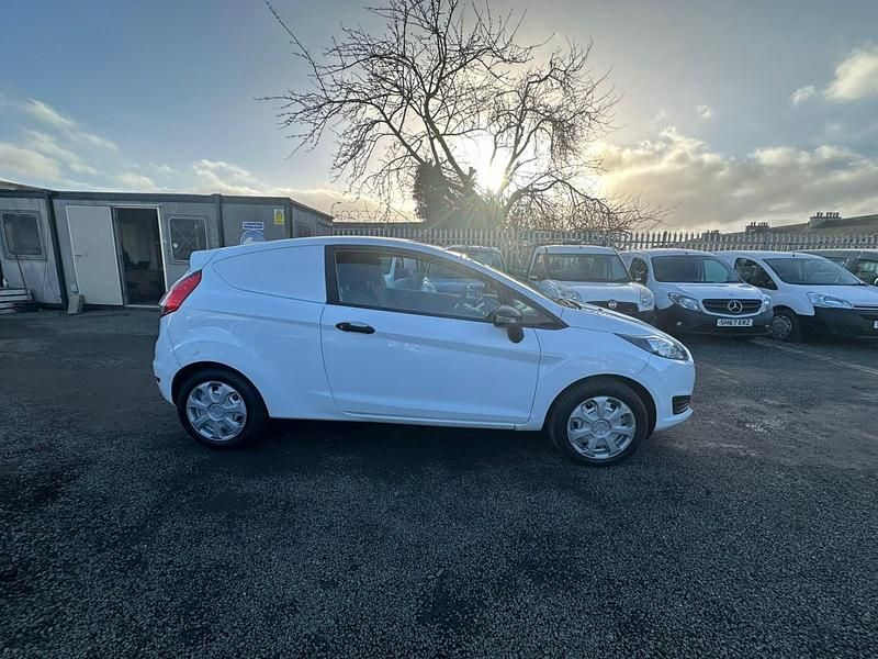 Used Ford Fiesta 2016 White Van