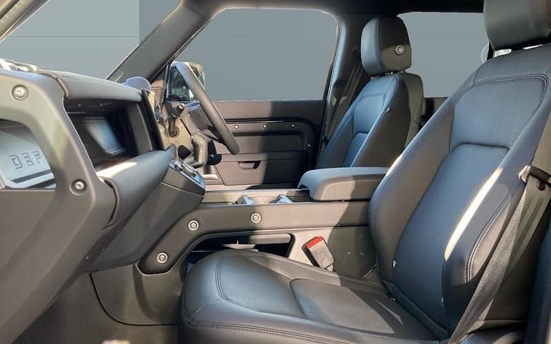 Used Land Rover Defender SE Dynamic 249 HP (183 kW) 2025 Estate