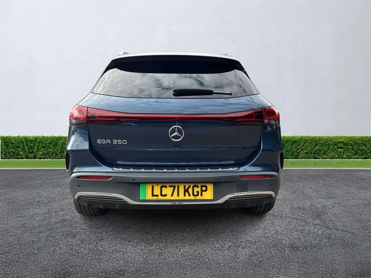 Begagnad Mercedes EQA250 AMG line 139 kW (190 HK) 2021 Blå SUV