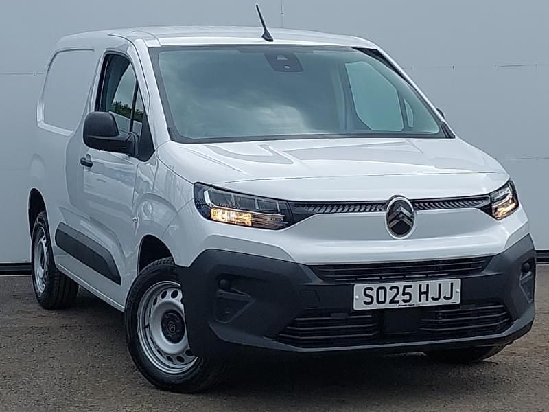 Solid icy white New 2025 Citroën Berlingo MPV | £18,498 (Fair price) - Image 1/4